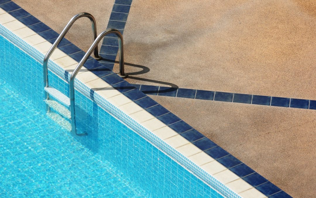 Cómo saber por qué tu piscina pierde agua