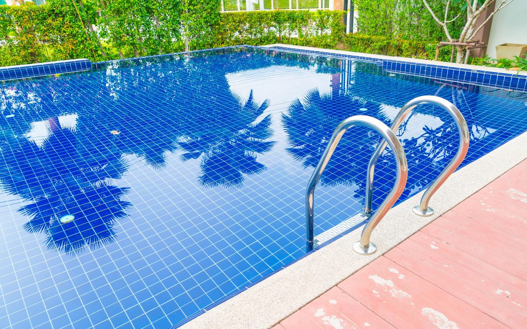 ¿Por qué el agua de mi piscina está verde o turbia?