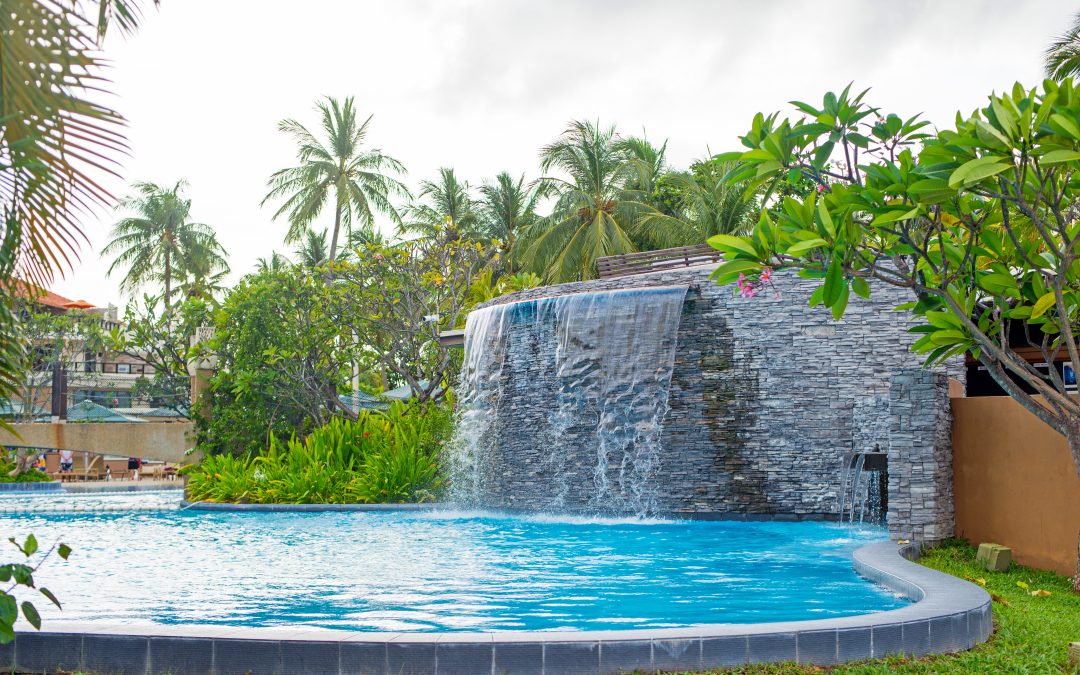¿Por qué mi piscina con cascada o spa pierde agua? Puntos críticos